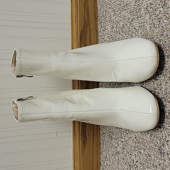 Boohoo White Croc-Textured Heeled Booties. Euro 38, US 7.5 Side Zip - Picture 2 of 6